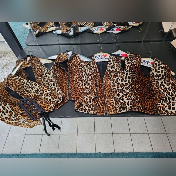creative costume Tops - 6 vintage leopard vests